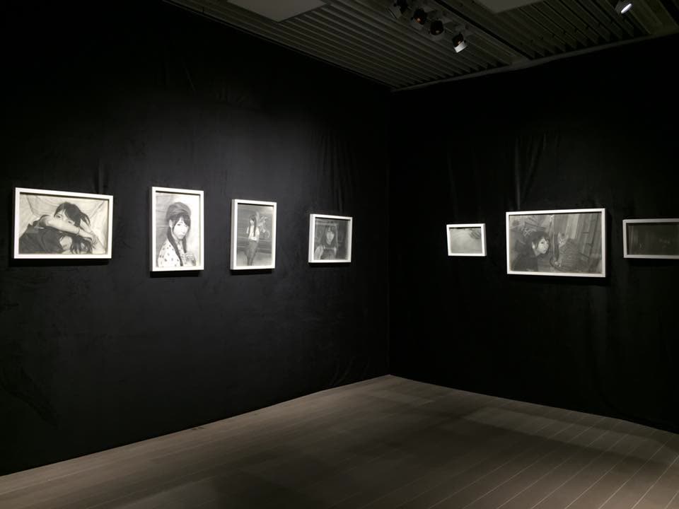 眼淚的山谷 — 展覽現場 Valley of Tears — Installation View，張儀君 Luna Cheong，照片寫實繪畫 Photorealistic Painting，展覽現場 · 2017