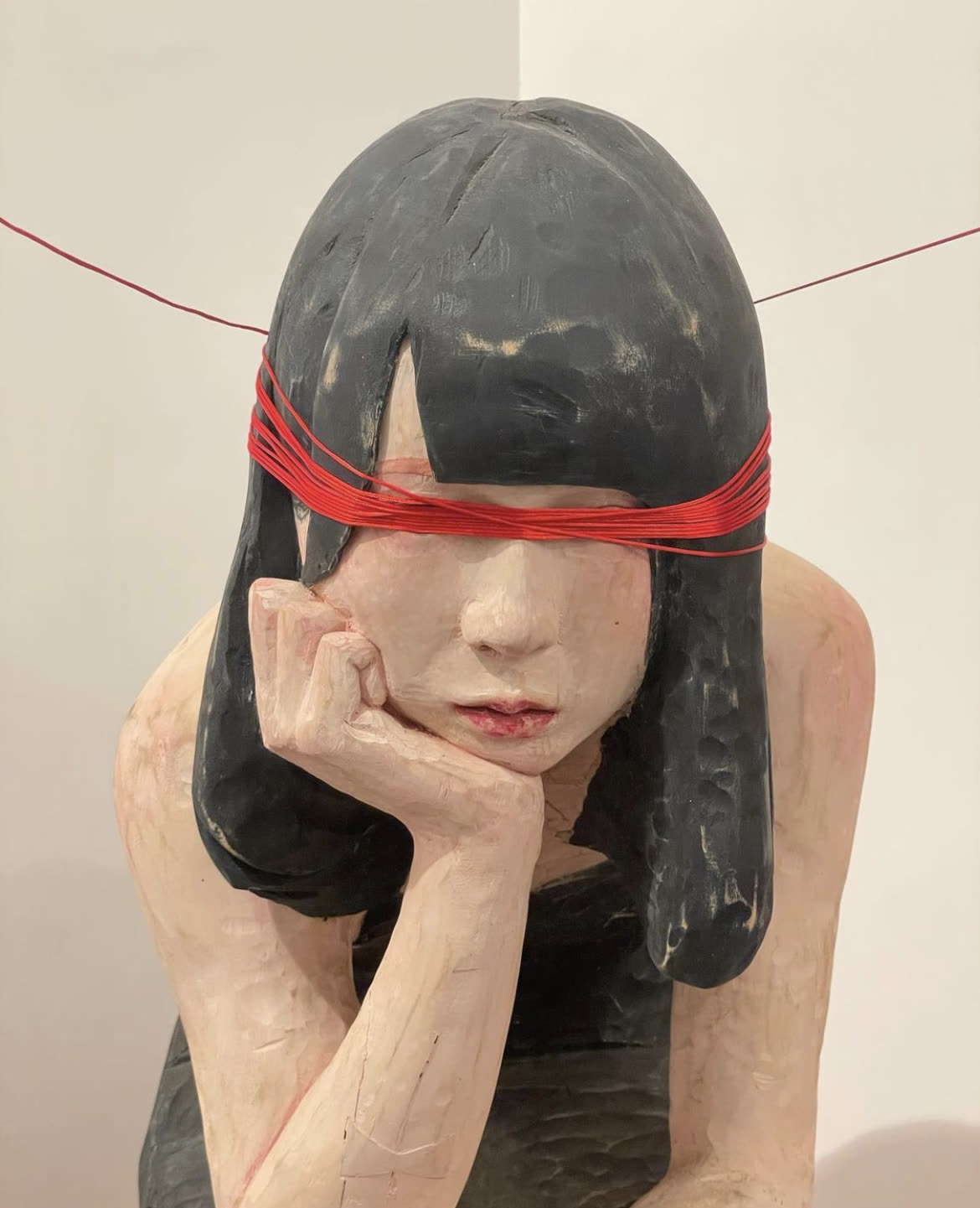 《張儀君》，近景，張儀君 Luna Cheong，雕塑，樟木 · 2018